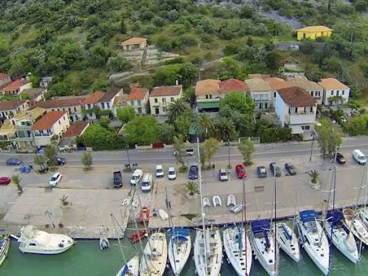 Yachts along the quay at Vliho.